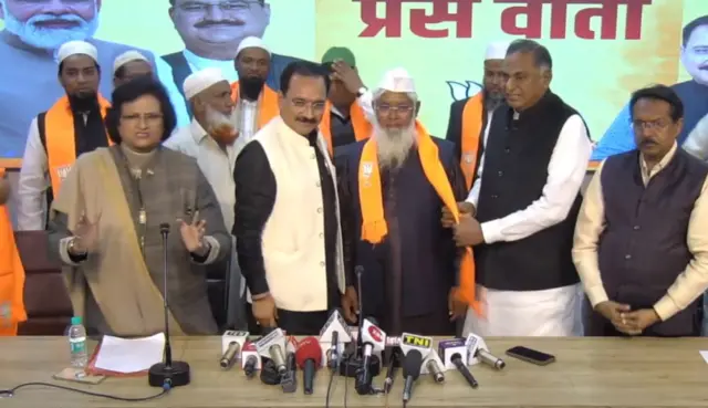 बीजेपी में शामिल हुए मुस्लिम समुदाय से जुड़े कई लोग