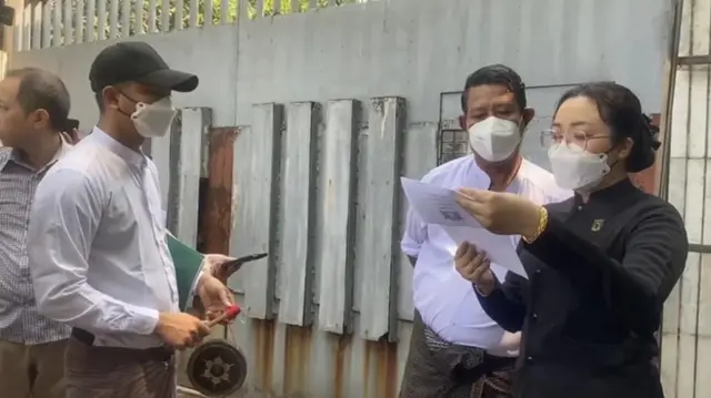 နေအိမ်ရှေ့က ဘိလစ်အရာရှိကြေညာတဲ့မြင်ကွင်း