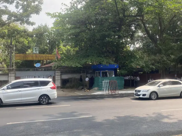 မနက် ၁၀ နာရီ နေအိမ်ခြံဝန်းရှေ့