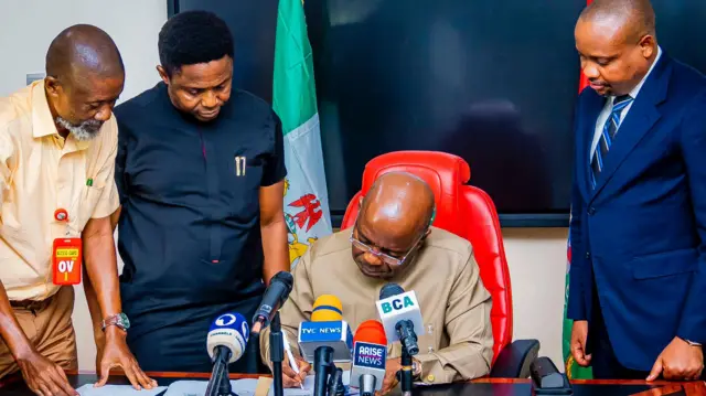 Gọvanọ Alex Otti abịanyela aka n'iwu iji kwụsị ndị gọvanọ pụrụ apụ ịnara 'pension'