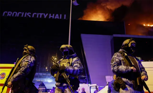 вооруженные бойцы МВД у "Крокуса"