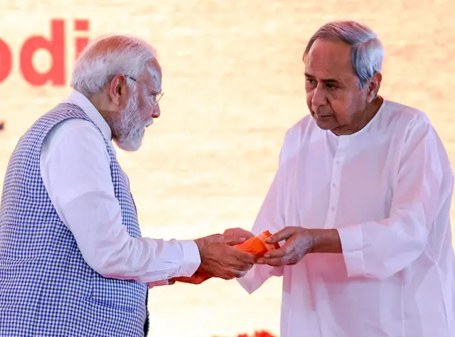 प्रधानमंत्री नरेंद्र मोदी के साथ ओडिशा के मुख्यमंत्री नवीन पटनायक