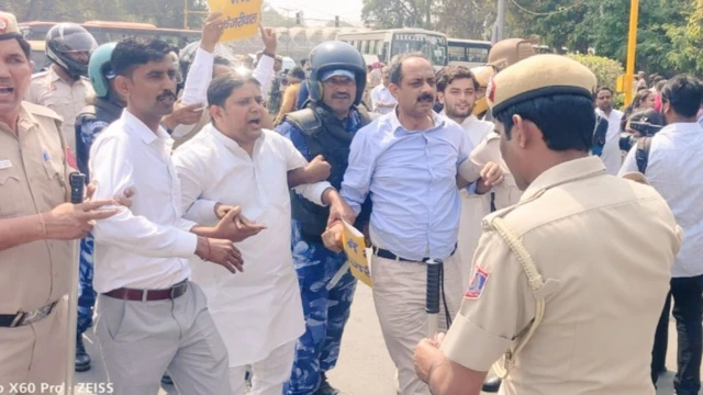 उत्तर प्रदेश में आप कार्यकर्ताओं का प्रदर्शन