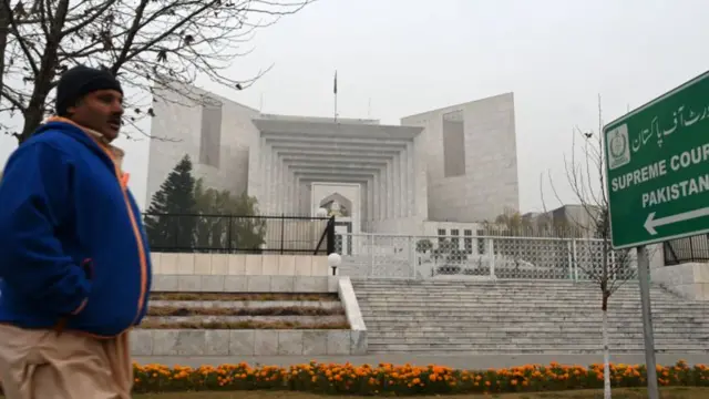 پاکستان، سپریم کورٹ، فوجی عدالتیں