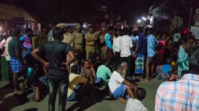 தென்காசி: வேன் டிரைவரை தாக்கிய மூன்று காவலர்கள் பணியிடை நீக்கம்