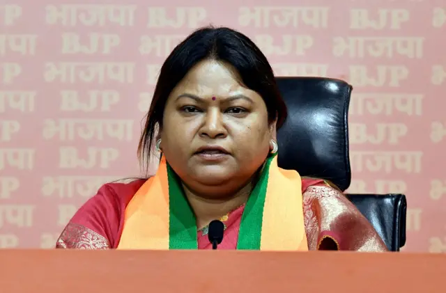 दुमका से सीता सोरेन को बीजेपी ने अपना उम्मीदवार बनाया है. हाल ही में सीता सोरेन ने झारखंड मुक्ति मोर्चा का साथ छोड़ा है.