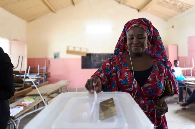 Une femme s'apprête à voter