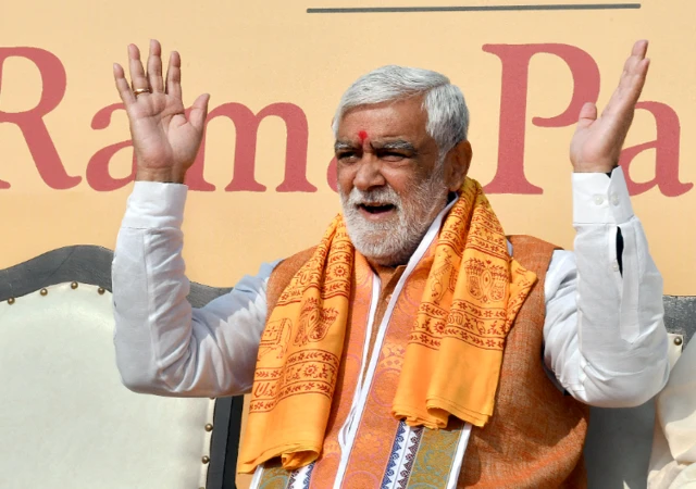 बिहार के बक्सर से केंद्रीय मंत्री अश्विनी चौबे की जगह बीजेपी ने इस बार मिथिलेश तिवारी को प्रत्याशी बनाया गया है.