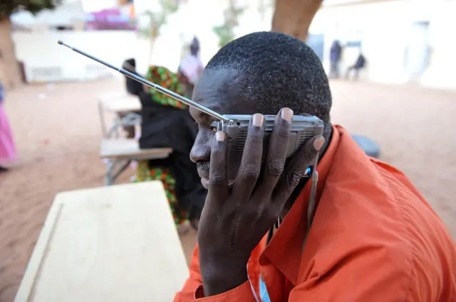 Un homme écoute la radio