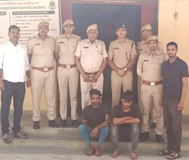 पुलिस हिरासत में पांच हत्याओं के दोनों अभियुक्त.