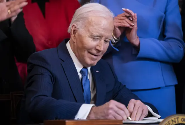 အမျိုးသမီးလအတွက် လက်မှတ်ရေးထိုးနေတဲ့ သမ္မတ ဂျိုးဘိုင်ဒန်