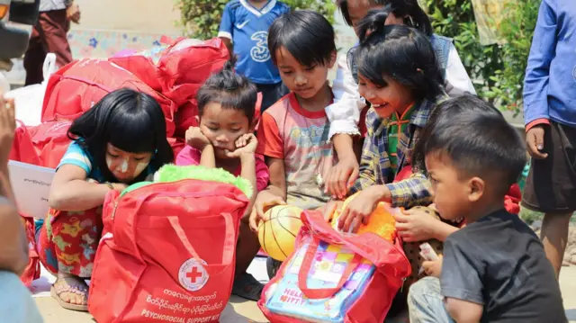 MRCSရဲ့ ကလေးစိတ်ပိုင်းဆိုင်ရာပံ့ပိုးရေးအိတ်နဲ့ ကလေးငယ်တွေ