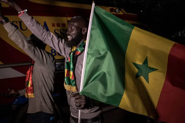 Un homme avec le drapeau du Sénégal