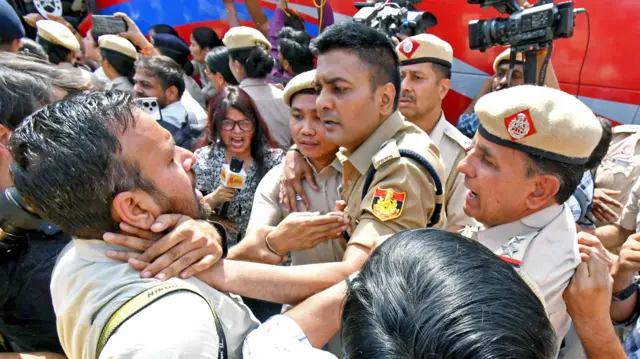 पत्रकारों के साथ बदसलूकी करती दिल्ली पुलिस
