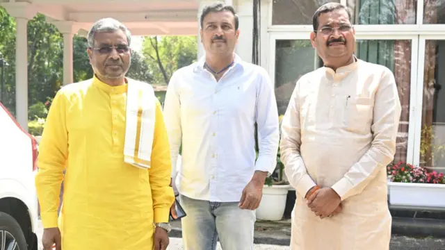 बीजेपी के प्रदेश अध्यक्ष बाबूलाल मरांडी और बीजेपी के राज्यसभा सांसद दीपक प्रकाश के साथ आजसू के अध्यक्ष सुदेश महतो.