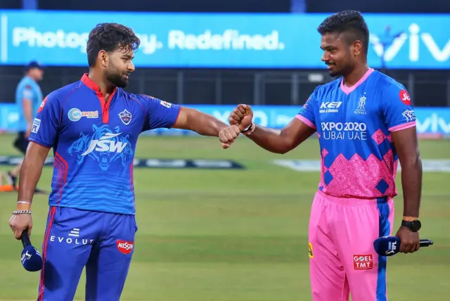 इस सीज़न में दिल्ली की कप्तानी ऋषभ पंत कर रहे हैं और राजस्थान रॉयल्स की कप्तानी का ज़िम्मा संजू सैमसन के कंधों पर है.