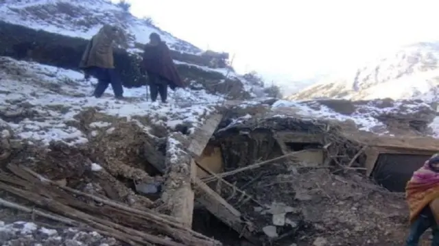 విరిగిపడ్డ కొండచరియలు