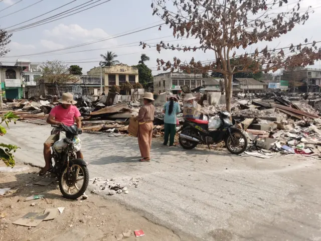 အပျက်အစီးတွေကို ရှင်းလင်းနေတဲ့ ဒေသခံတွေ