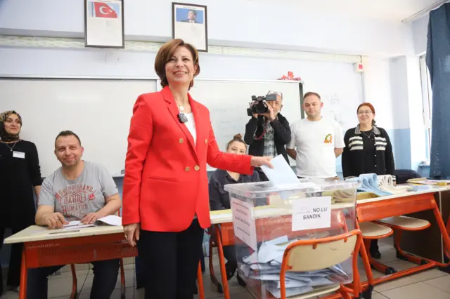 Eskişehir’de 25 yıldır şehri yöneten Yılmaz Büyükerşen’in ardından CHP’den aday gösterilen Ayşe Ünlüce oyların yüzde 50’si ile yarışı önde götürüyor