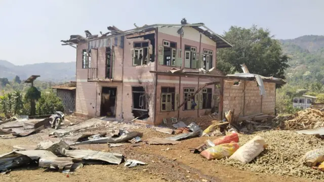 လက်နက်ကြီးပစ်ခံရလို့ ပျက်စီးနေတဲ့ ဒေသခံနေအိမ်တွေ