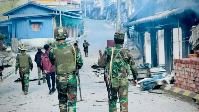 TNLA တပ်ဖွဲ့ဝင်တွေ နမ့်ဆန်မြို့ထဲ လှည့်လည်စစ်ဆေးနေတဲ့မြင်ကွင်း (ပုံဟောင်း)