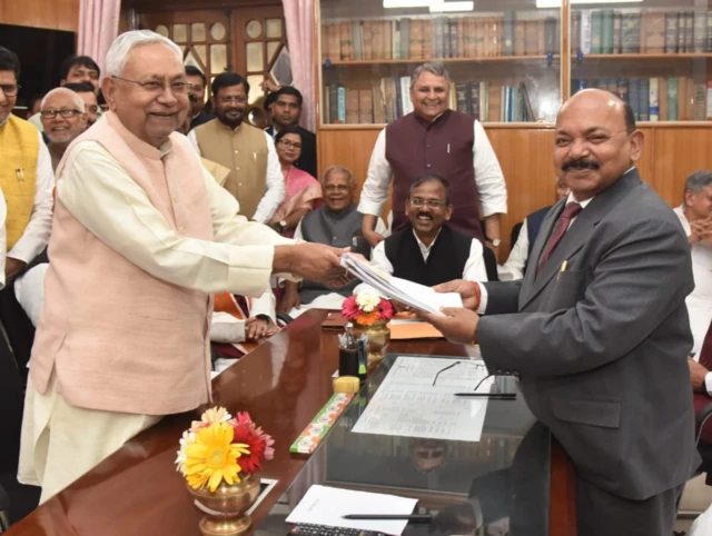 नीतीश कुमार ने अपना नामांकन दाखिल कर दिया है.