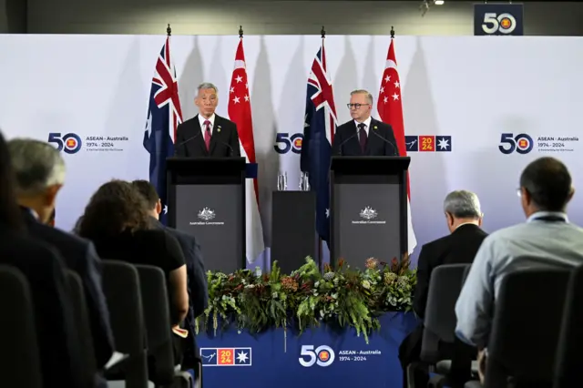 မတ်လ ၅ ရက် တွေ့ဆုံမှုအပြီးမှာ ပူးတွဲသတင်းစာရှင်းလင်းပွဲပြုလုပ်နေတဲ့ စင်ကာပူဝန်ကြီးချုပ်နဲ့ သြစတြေးလျဝန်ကြီးချုပ်