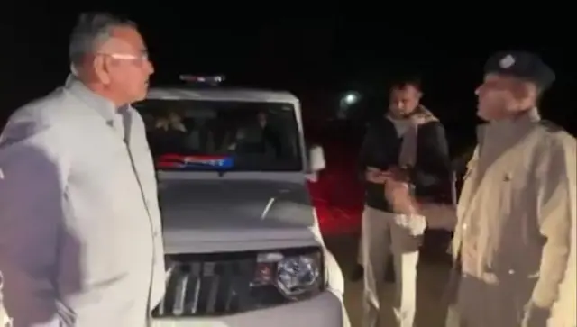 पुलिस के साथ बात करते विधायक बाबू सिंह राठौड़