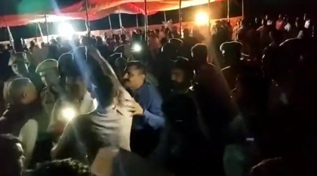 पुलिस और कार्यकर्ताओं के बीच होती कहा-सुनी