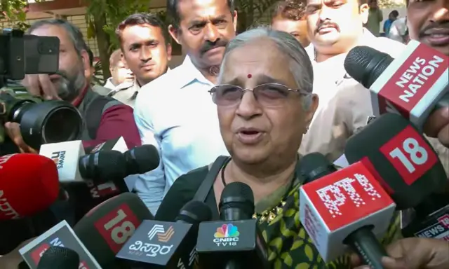 सुधा मूर्ति मीडिया से बात करती हुईं