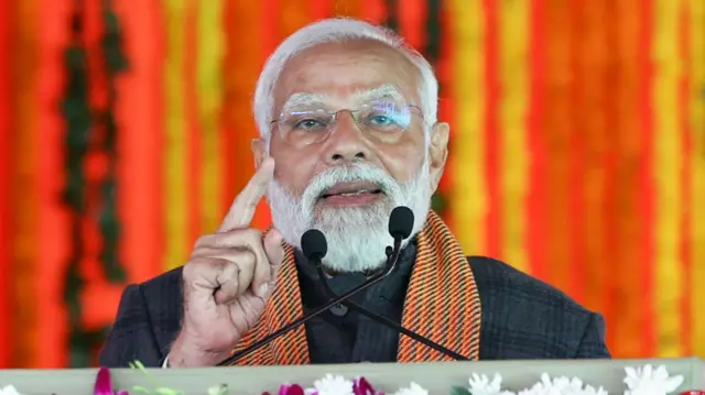 पीएम नरेंद्र मोदी श्रीनगर में जनसभा को संबोधित करते हुए