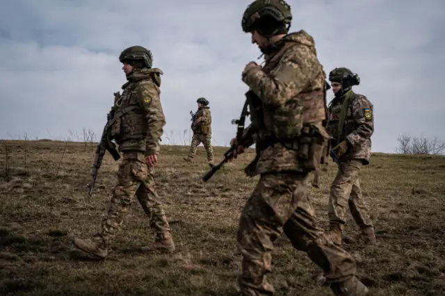Украинские военные проходят обучение в Донецкой области