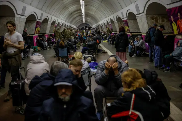Люди в метро Киева в ночь, когда российская армия обстреливала Украину