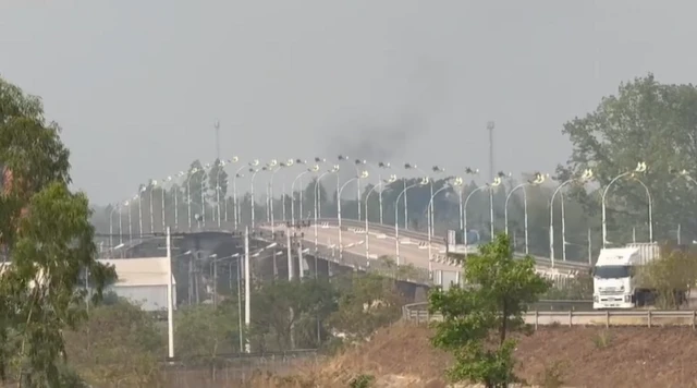ခလရ ၂၇၅ ဘက်ကနေ မီးခိုးလုံးတွေ ကောင်းကင်ကို တက်နေတယ်လို့ ထိုင်းသတင်းဌာနတွေက ဖော်ပြ