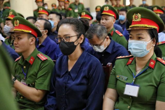 Bà Trương Huệ Vân (khẩu trang đen) trong những ngày bị xét xử tại Tòa án nhân dân TP HCM