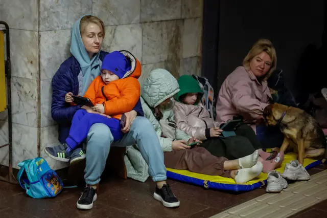 Люди в метро Киева в ночь, когда российская армия обстреливала Украину