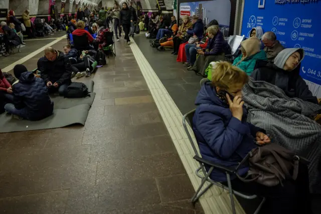 Люди в метро Киева в ночь, когда российская армия обстреливала Украину