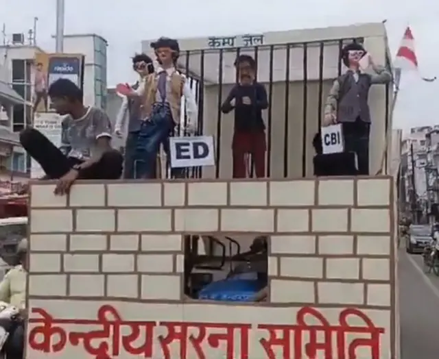 सरहुल की झांकी में हेमंत सोरेन को जेल में दिखाया गया