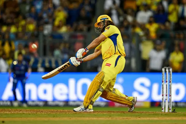 தோனி ஹாட்ரிக் சிக்சர்