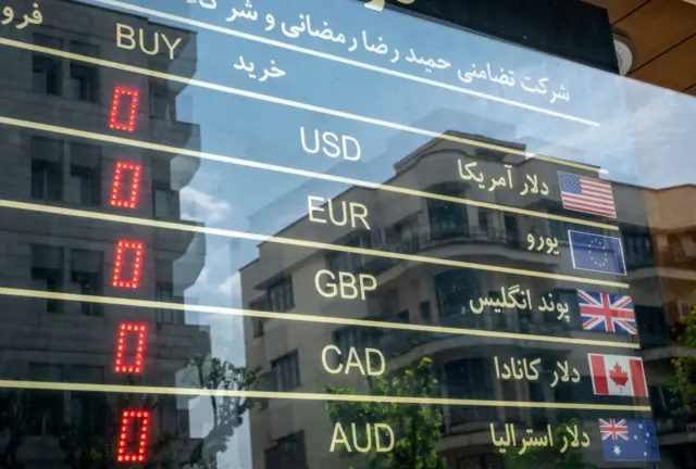 تابلوی یک صرافی در تهران