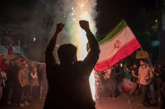 ইসরায়েলে হামলার পর তেহরানে ইরানিদের উল্লাস