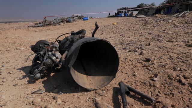 صور تظهر بقايا صاروخ معزز، وفقًا للسلطات الإسرائيلية، يُقال إنه أصاب فتاة تبلغ من العمر 7 سنوات بجروح خطيرة،