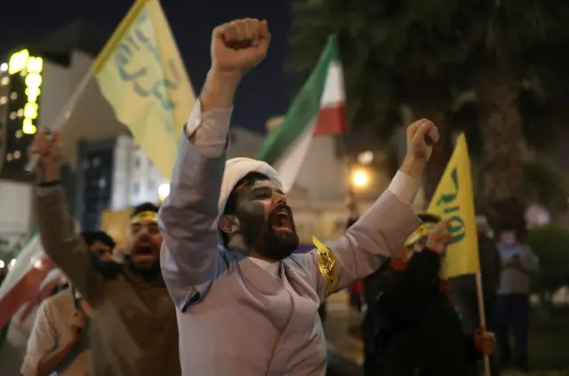 إيرانيون يحتفلون في الشوارع، بعد هجوم الحرس الثوري الإيراني على إسرائيل.