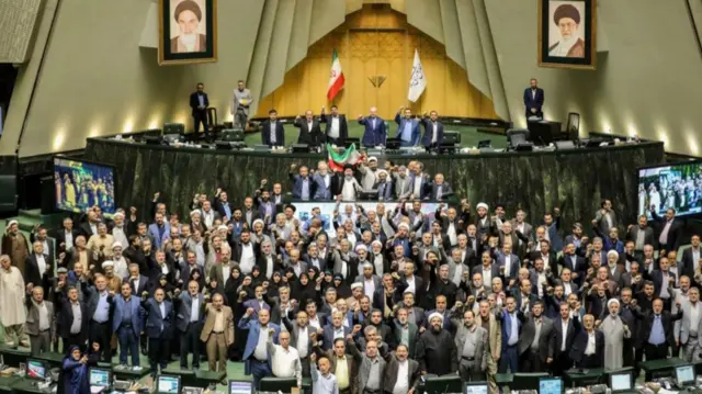 نمایندگان مجلس پس از صحبت‌های قالیباف شعارهایی علیه آمریکا و اسرائیل سر دادند