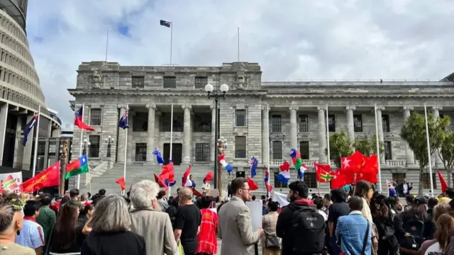 မြန်မာစစ်ကောင်စီအရာရှိတွေကို ပြည်ဝင်ခွင့်(ဗီဇာ)ထုတ်မပေးဖို့ နယူးဇီလန်ရောက် ရာနဲ့ချီတဲ့မြန်မာတွေက နယူးဇီလန်လွှတ်တော်ရှေ့မှာ ပြီးခဲ့တဲ့တစ်ပတ်မှာ ဆန္ဒဖော်ထုတ်ခဲ့ကြပါတယ်