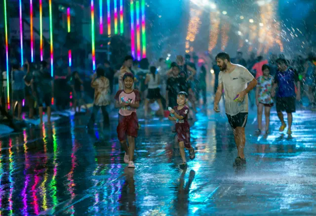 ချင်းမိုင်မြို့ဟောင်းက လမ်းလျှောက်သင်္ကြန်