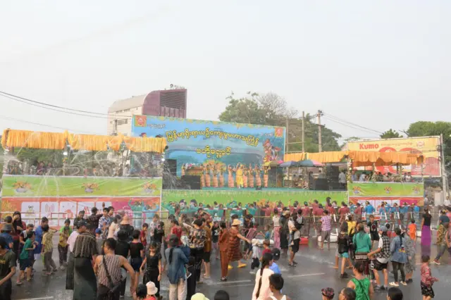 ဗိုလ်မှူးဖိုးကွန်းလမ်း၊ ကေတုမတီမုခ်ဦးရှေ့က တောင်ငူဗဟိုမဏ္ဍပ်ကို သင်္ကြန်အကြိုနေ့က မြင်တွေ့ရတာဖြစ်ပါတယ်