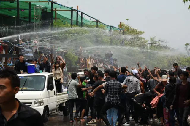 စစ်ကောင်စီမဏ္ဍပ်တွေမှာရေပက်ဆော့ကစားသူတွေများလာ