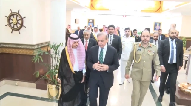 وزیراعظم شہباز شریف اور سعودی وزیرِ خارجہ شہزادہ فیصل بن فرحان کی ملاقات