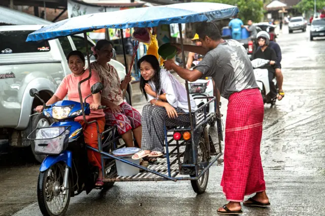 ဆန်ခလဘူရီက မွန်လူမျိုးတွေရဲ့ သင်္ကြန်ရေကစားမှု